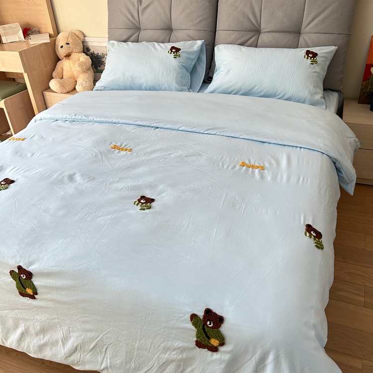 91家纺网 家纺一手货源 找家纺 优迈 2024新款超柔磨毛水洗棉毛巾绣四件套系列-风格二 小熊