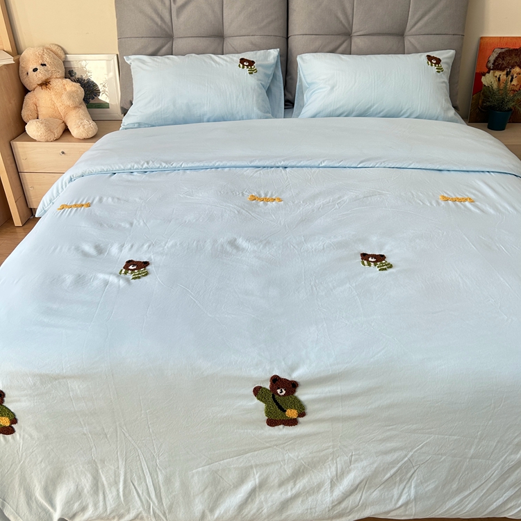 91家纺网 家纺一手货源 找家纺 优迈 2024新款超柔磨毛水洗棉毛巾绣四件套系列-风格二 小熊