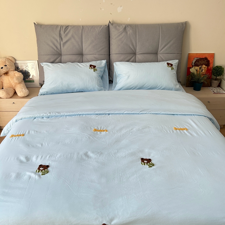 91家纺网 家纺一手货源 找家纺 优迈 2024新款超柔磨毛水洗棉毛巾绣四件套系列-风格二 小熊