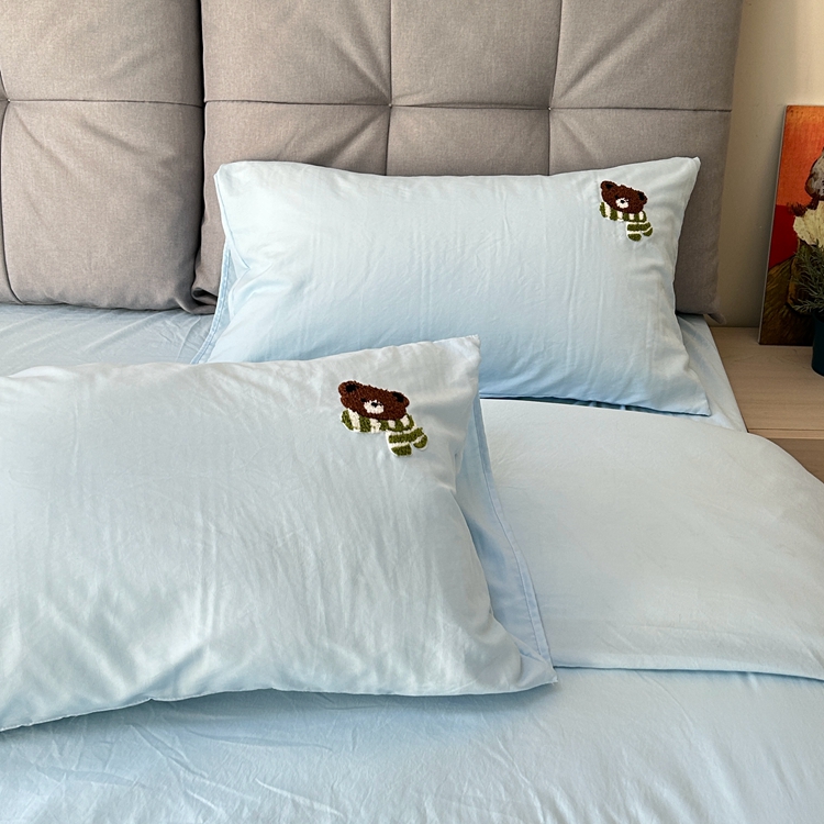 91家纺网 家纺一手货源 找家纺 优迈 2024新款超柔磨毛水洗棉毛巾绣四件套系列-风格二 小熊