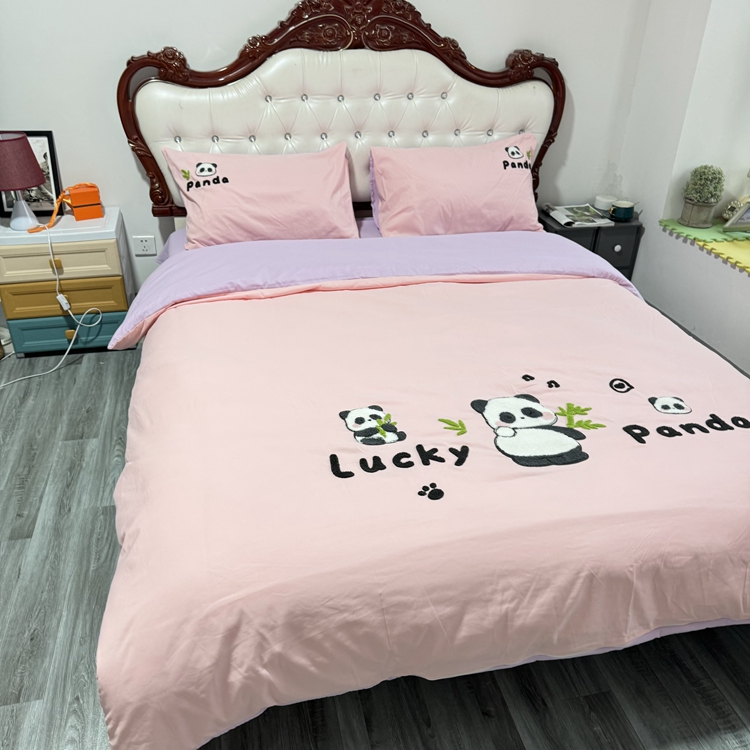 91家纺网 家纺一手货源 找家纺 沐慕家居 2024毛巾绣四件套 幸运熊猫-粉紫