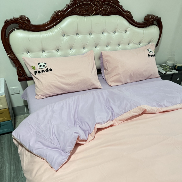 91家纺网 家纺一手货源 找家纺 沐慕家居 2024毛巾绣四件套 幸运熊猫-粉紫