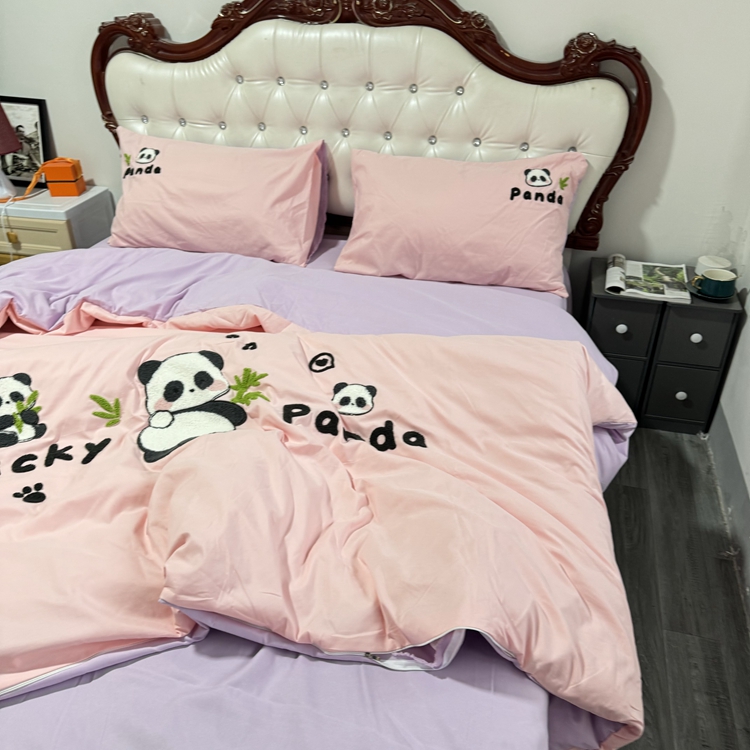 91家纺网 家纺一手货源 找家纺 沐慕家居 2024毛巾绣四件套 幸运熊猫-粉紫