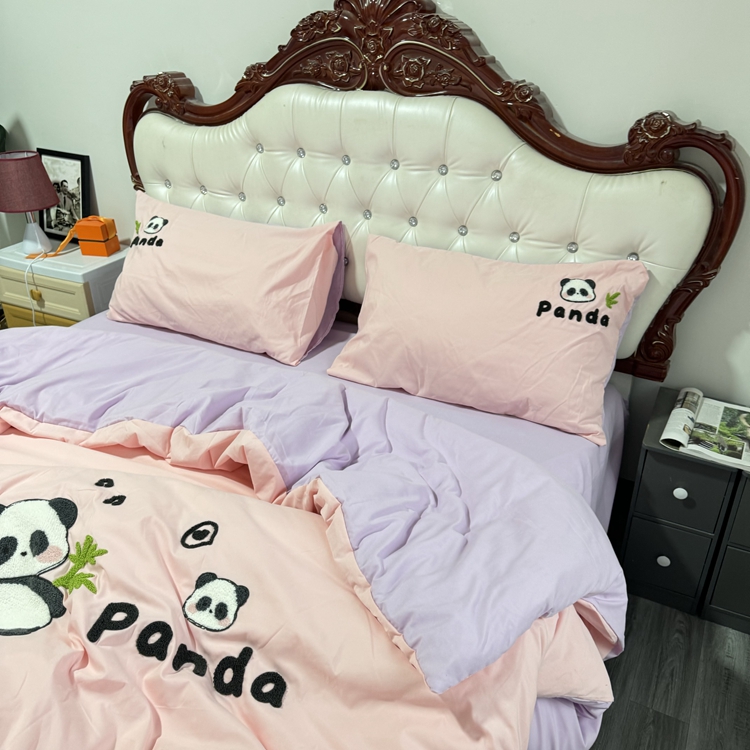 91家纺网 家纺一手货源 找家纺 沐慕家居 2024毛巾绣四件套 幸运熊猫-粉紫