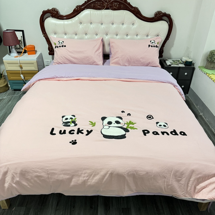 91家纺网 家纺一手货源 找家纺 沐慕家居 2024毛巾绣四件套 幸运熊猫-粉紫