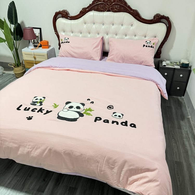 91家纺网 家纺一手货源 找家纺 沐慕家居 2024毛巾绣四件套 幸运熊猫-粉紫