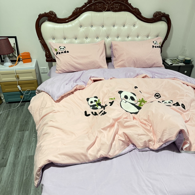 91家纺网 家纺一手货源 找家纺 沐慕家居 2024毛巾绣四件套 幸运熊猫-粉紫