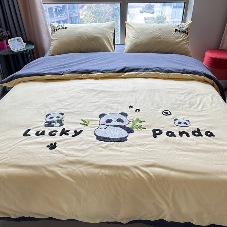 91家纺网 家纺一手货源 找家纺 沐慕家居 2024毛巾绣四件套 幸运熊猫-米色