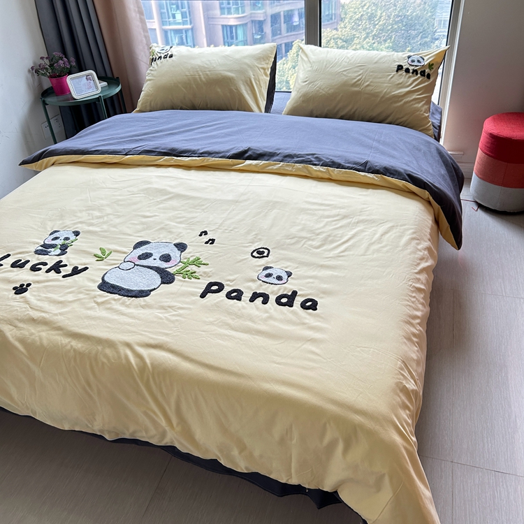 91家纺网 家纺一手货源 找家纺 沐慕家居 2024毛巾绣四件套 幸运熊猫-米色