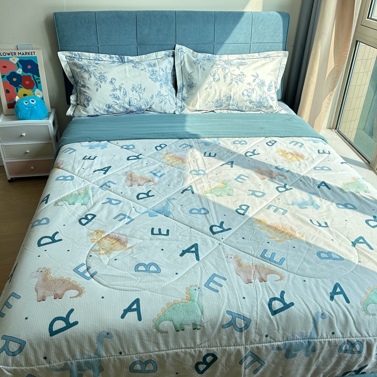 91家纺网 家纺一手货源 找家纺 星巴K家纺 2024新款小清新柔软泡泡棉夏凉被被子空调被夏被 字母恐龙