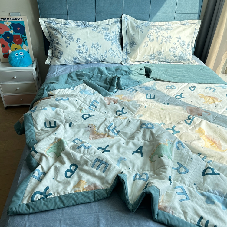 91家纺网 家纺一手货源 找家纺 星巴K家纺 2024新款小清新柔软泡泡棉夏凉被被子空调被夏被 字母恐龙