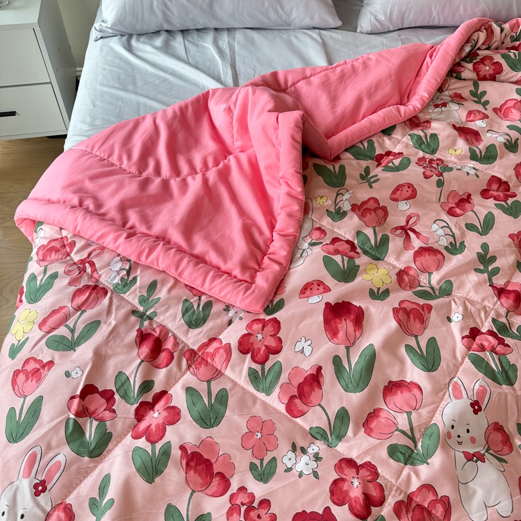 91家纺网 家纺一手货源 找家纺 星巴K 2023新款洛卡棉美棉印花夏被亲肤手包边夏被 花园兔