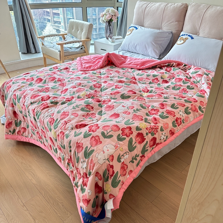 91家纺网 家纺一手货源 找家纺 星巴K 2023新款洛卡棉美棉印花夏被亲肤手包边夏被 花园兔