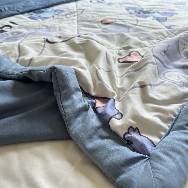 91家纺网 家纺一手货源 找家纺 星巴K 2023新款洛卡棉美棉印花夏被亲肤手包边夏被 史迪仔