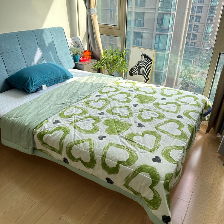 91家纺网 家纺一手货源 找家纺 星巴K 2023新款洛卡棉美棉印花夏被亲肤手包边夏被 爱心绿