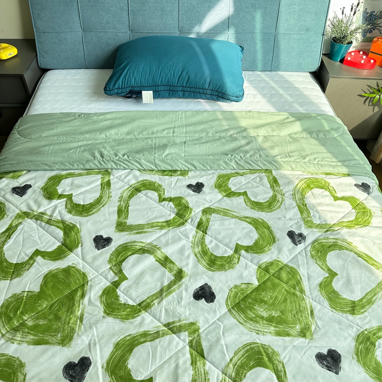 91家纺网 家纺一手货源 找家纺 星巴K 2023新款洛卡棉美棉印花夏被亲肤手包边夏被 爱心绿