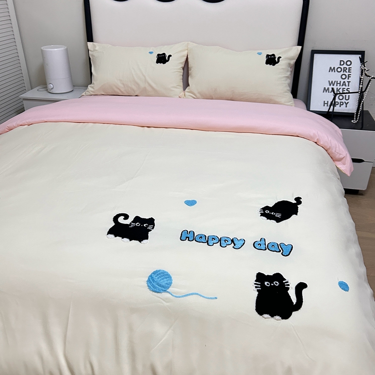 91家纺网 家纺一手货源 找家纺 我心家纺 2024新款水洗棉毛巾绣四件套-小黑猫 小黑猫-米粉