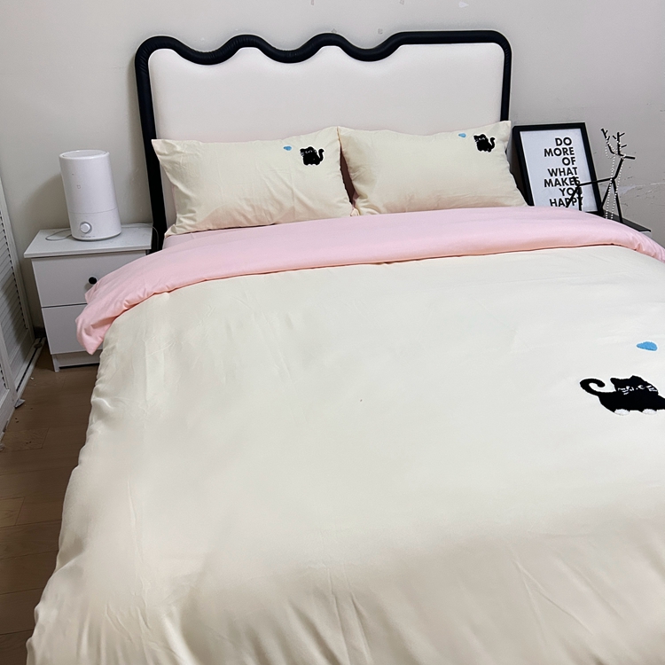 91家纺网 家纺一手货源 找家纺 我心家纺 2024新款水洗棉毛巾绣四件套-小黑猫 小黑猫-米粉