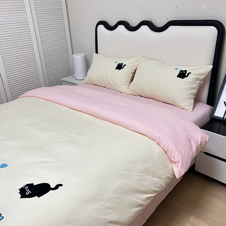 91家纺网 家纺一手货源 找家纺 我心家纺 2024新款水洗棉毛巾绣四件套-小黑猫 小黑猫-米粉