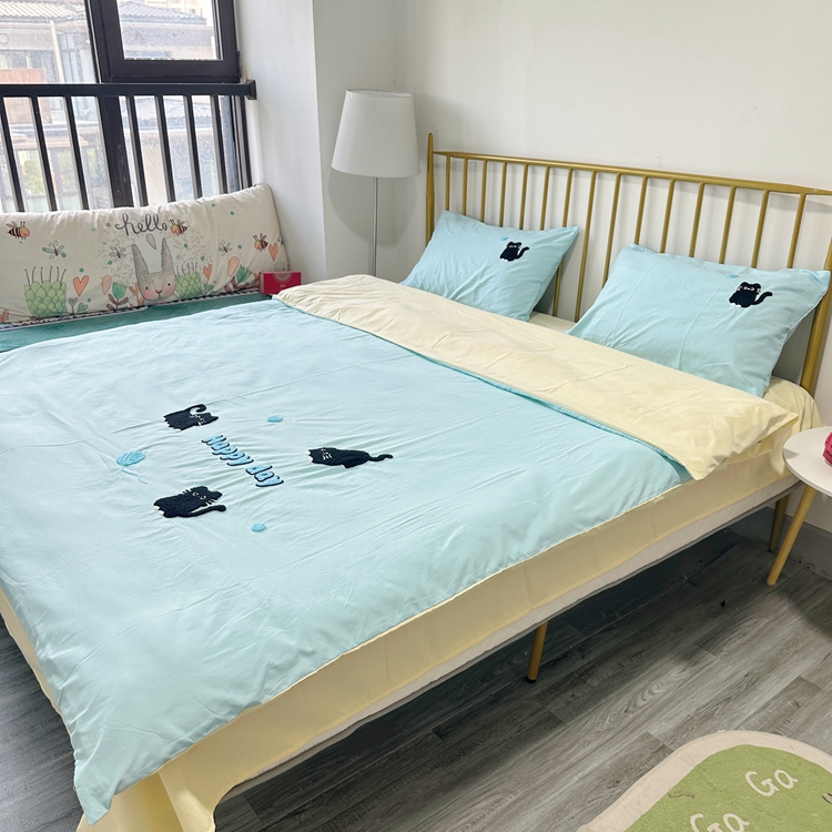 91家纺网 家纺一手货源 找家纺 我心家纺 2024新款水洗棉毛巾绣四件套-小黑猫 小黑猫-蓝黄