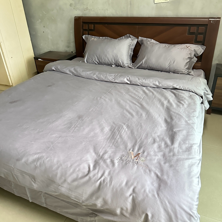 91家纺网 家纺一手货源 找家纺 琉宿家纺 2025新款50s双股长绒棉绣花四件套 时尚格调-绅士灰