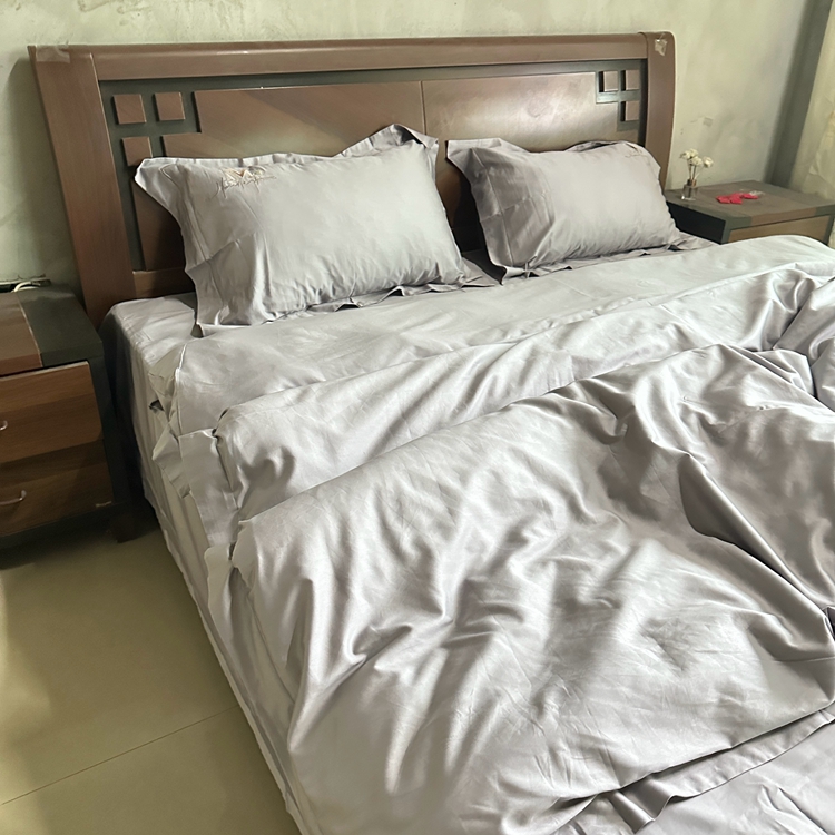 91家纺网 家纺一手货源 找家纺 琉宿家纺 2025新款50s双股长绒棉绣花四件套 时尚格调-绅士灰