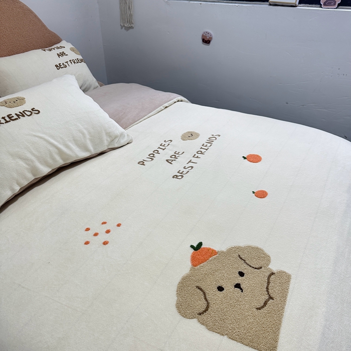 91家纺网 家纺一手货源 找家纺 眷恋家纺 2024新款牛奶绒毛巾绣宽边四件套-调皮狗系列 调皮狗-米黄+咖