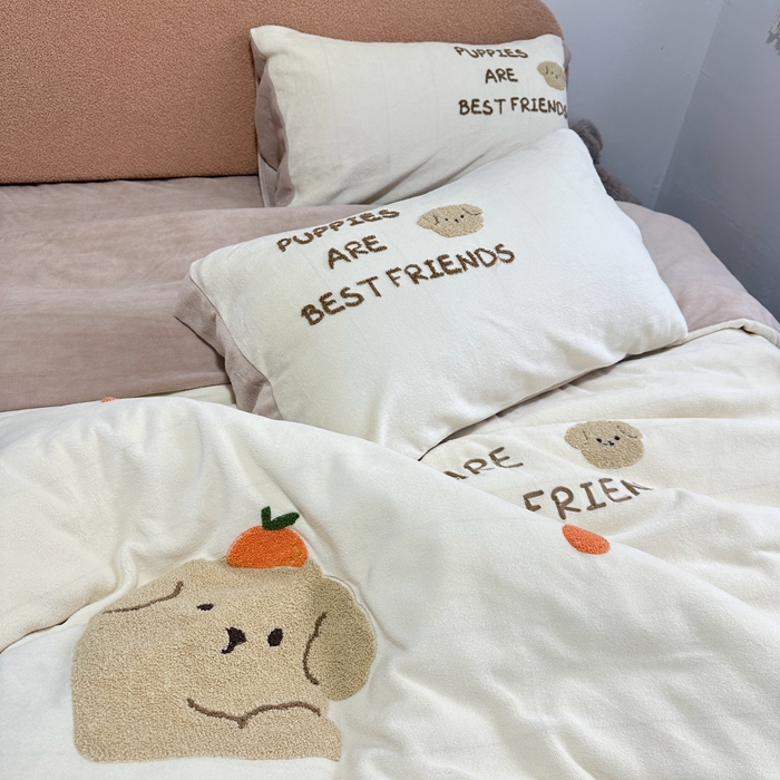 91家纺网 家纺一手货源 找家纺 眷恋家纺 2024新款牛奶绒毛巾绣宽边四件套-调皮狗系列 调皮狗-米黄+咖