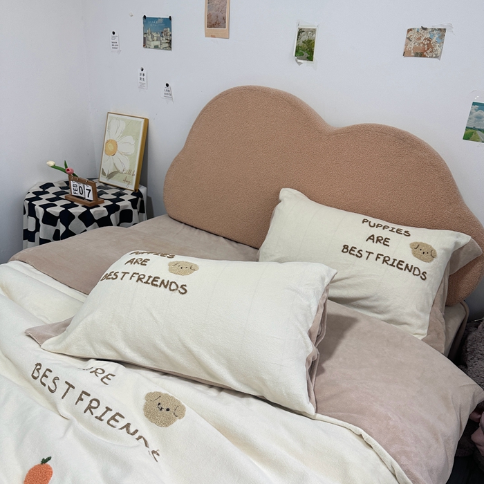 91家纺网 家纺一手货源 找家纺 眷恋家纺 2024新款牛奶绒毛巾绣宽边四件套-调皮狗系列 调皮狗-米黄+咖