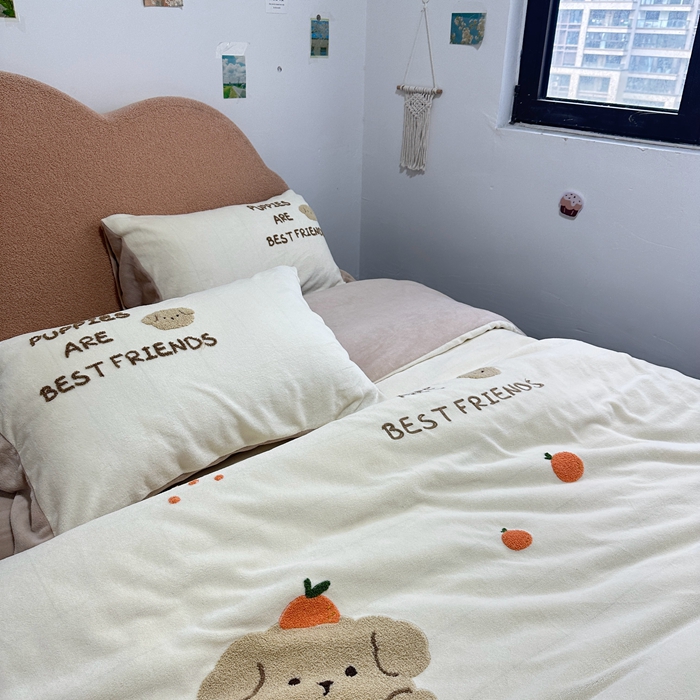 91家纺网 家纺一手货源 找家纺 眷恋家纺 2024新款牛奶绒毛巾绣宽边四件套-调皮狗系列 调皮狗-米黄+咖