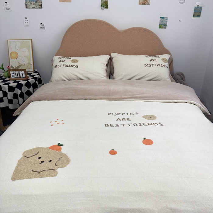 91家纺网 家纺一手货源 找家纺 眷恋家纺 2024新款牛奶绒毛巾绣宽边四件套-调皮狗系列 调皮狗-米黄+咖