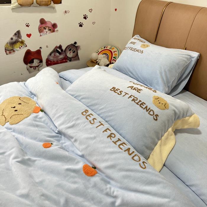 91家纺网 家纺一手货源 找家纺 眷恋家纺 2024新款牛奶绒毛巾绣宽边四件套-调皮狗系列 调皮狗-天蓝