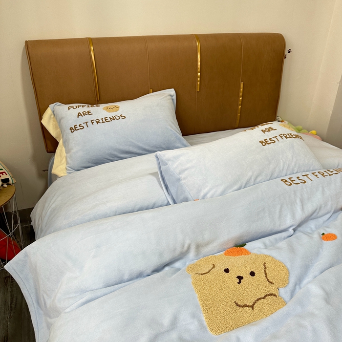 91家纺网 家纺一手货源 找家纺 眷恋家纺 2024新款牛奶绒毛巾绣宽边四件套-调皮狗系列 调皮狗-天蓝