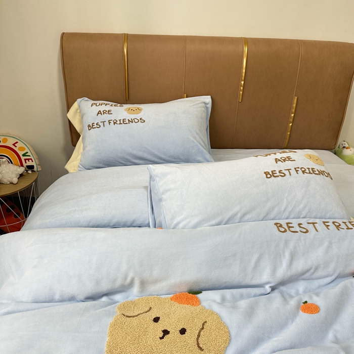 91家纺网 家纺一手货源 找家纺 眷恋家纺 2024新款牛奶绒毛巾绣宽边四件套-调皮狗系列 调皮狗-天蓝