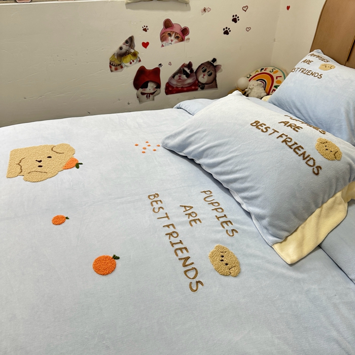 91家纺网 家纺一手货源 找家纺 眷恋家纺 2024新款牛奶绒毛巾绣宽边四件套-调皮狗系列 调皮狗-天蓝