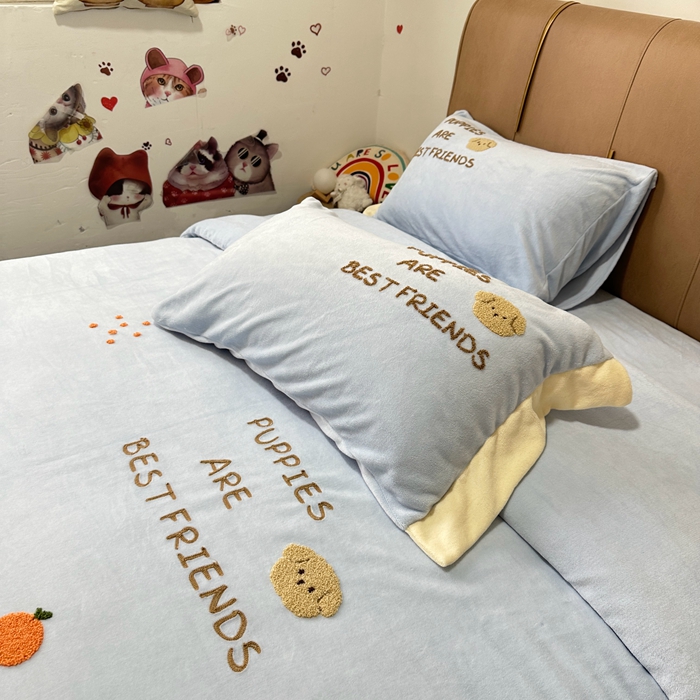 91家纺网 家纺一手货源 找家纺 眷恋家纺 2024新款牛奶绒毛巾绣宽边四件套-调皮狗系列 调皮狗-天蓝