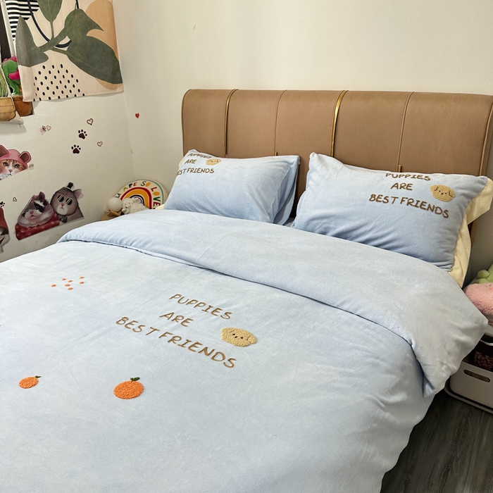 91家纺网 家纺一手货源 找家纺 眷恋家纺 2024新款牛奶绒毛巾绣宽边四件套-调皮狗系列 调皮狗-天蓝