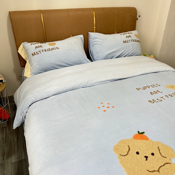 91家纺网 家纺一手货源 找家纺 眷恋家纺 2024新款牛奶绒毛巾绣宽边四件套-调皮狗系列 调皮狗-天蓝