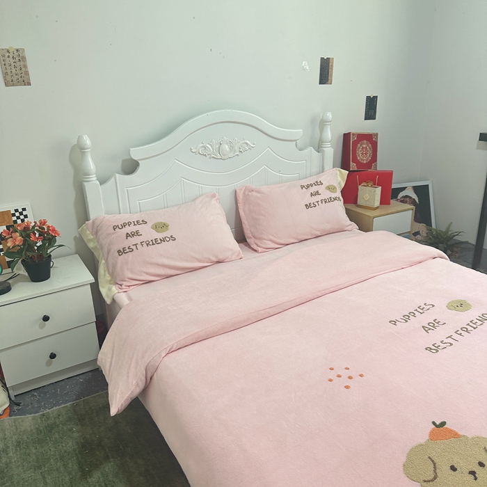 91家纺网 家纺一手货源 找家纺 眷恋家纺 2024新款牛奶绒毛巾绣宽边四件套-调皮狗系列 调皮狗-粉