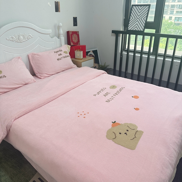 91家纺网 家纺一手货源 找家纺 眷恋家纺 2024新款牛奶绒毛巾绣宽边四件套-调皮狗系列 调皮狗-粉