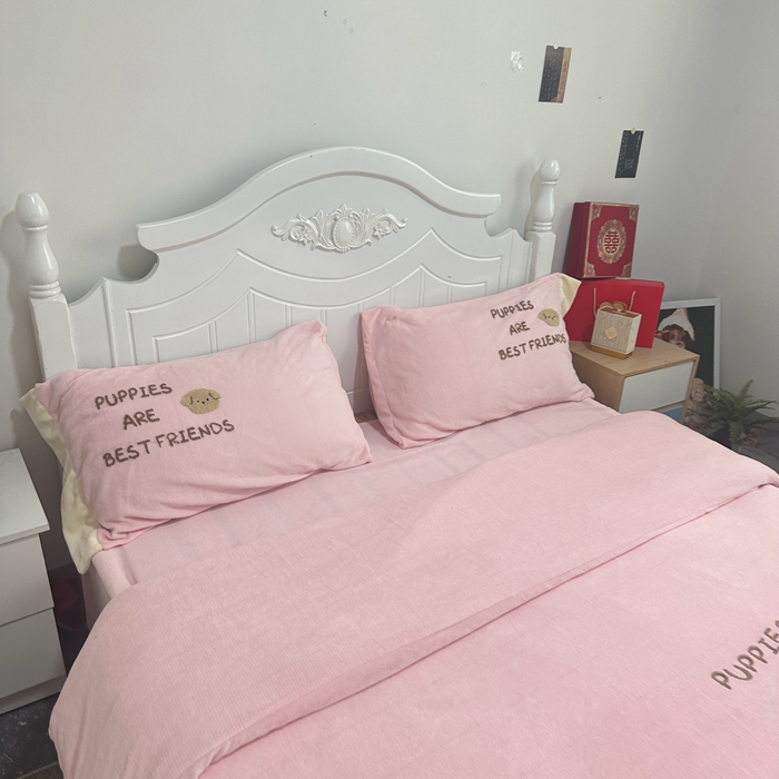 91家纺网 家纺一手货源 找家纺 眷恋家纺 2024新款牛奶绒毛巾绣宽边四件套-调皮狗系列 调皮狗-粉