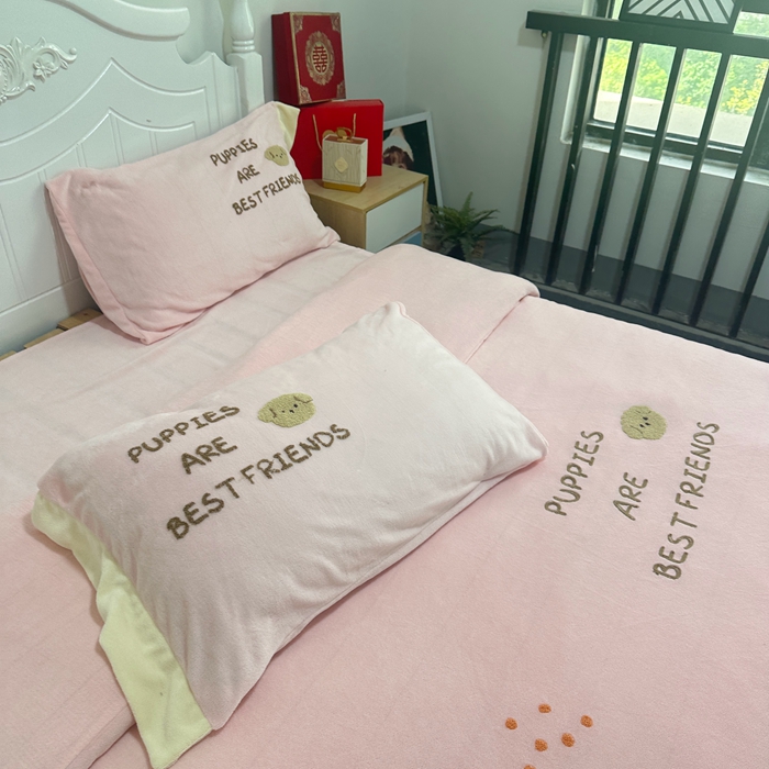 91家纺网 家纺一手货源 找家纺 眷恋家纺 2024新款牛奶绒毛巾绣宽边四件套-调皮狗系列 调皮狗-粉