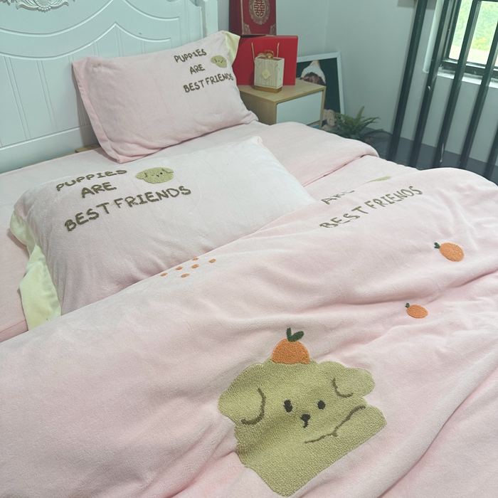 91家纺网 家纺一手货源 找家纺 眷恋家纺 2024新款牛奶绒毛巾绣宽边四件套-调皮狗系列 调皮狗-粉