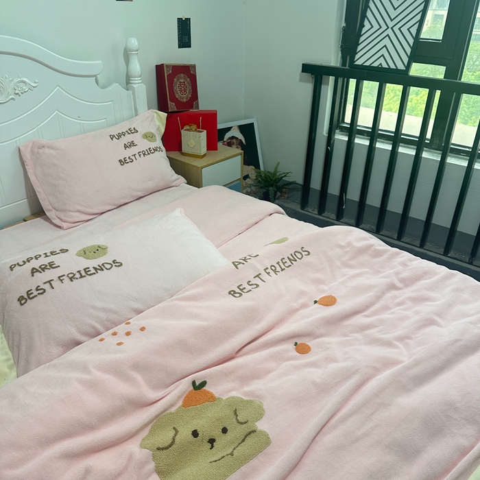 91家纺网 家纺一手货源 找家纺 眷恋家纺 2024新款牛奶绒毛巾绣宽边四件套-调皮狗系列 调皮狗-粉