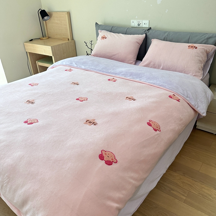 91家纺网 家纺一手货源 找家纺 眷恋家纺 2025新款牛奶绒毛巾绣四件套 卡比-浅粉+浅紫