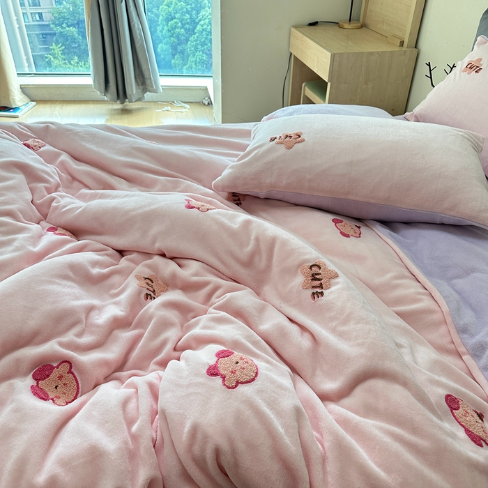 91家纺网 家纺一手货源 找家纺 眷恋家纺 2025新款牛奶绒毛巾绣四件套 卡比-浅粉+浅紫