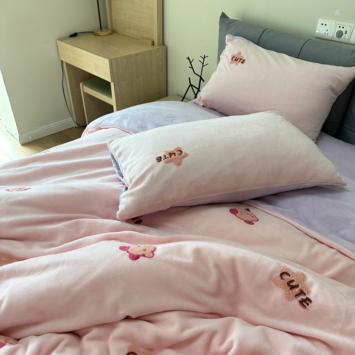 91家纺网 家纺一手货源 找家纺 眷恋家纺 2025新款牛奶绒毛巾绣四件套 卡比-浅粉+浅紫