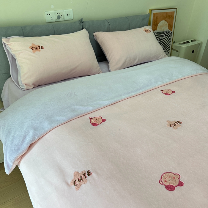 91家纺网 家纺一手货源 找家纺 眷恋家纺 2025新款牛奶绒毛巾绣四件套 卡比-浅粉+浅紫