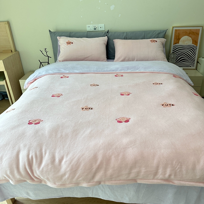 91家纺网 家纺一手货源 找家纺 眷恋家纺 2025新款牛奶绒毛巾绣四件套 卡比-浅粉+浅紫