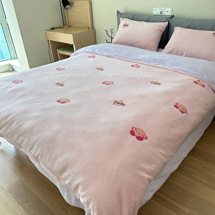 91家纺网 家纺一手货源 找家纺 眷恋家纺 2025新款牛奶绒毛巾绣四件套 卡比-浅粉+浅紫